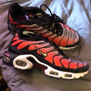 Nike Air Max Sneakers with Red and Black Accents